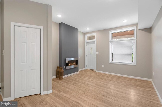 Building Photo - 945 Ashburton St