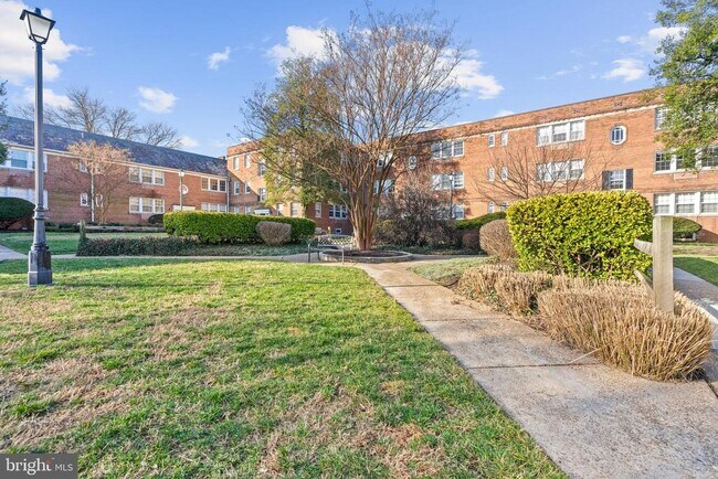 Building Photo - 1810 W Abingdon Dr