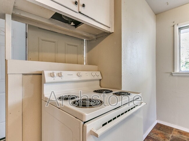 Building Photo - 527 E Boeing Dr