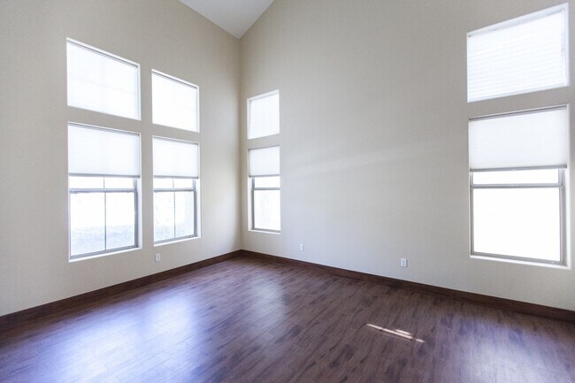 Building Photo - Rhodes Ranch Golf Course View