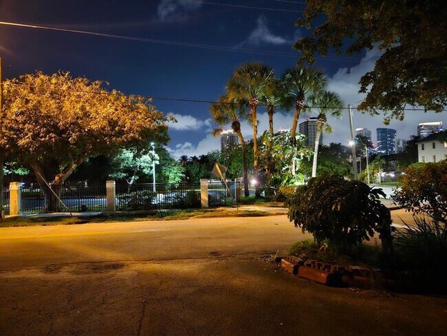 Building Photo - 404 SW 9th St