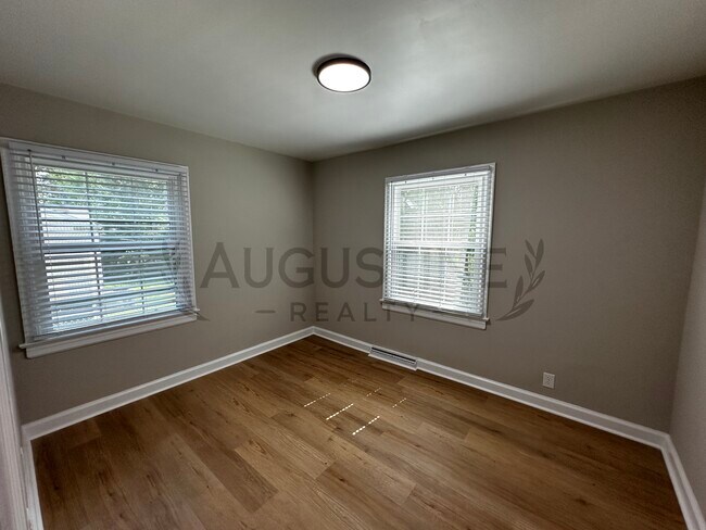 Building Photo - 2723 Robin Hood Dr