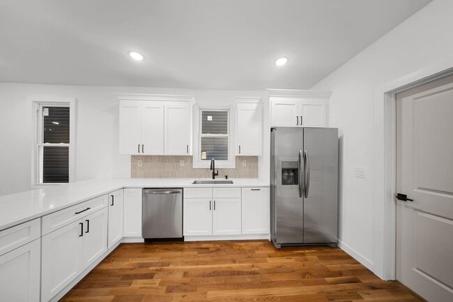 Building Photo - 319 William St