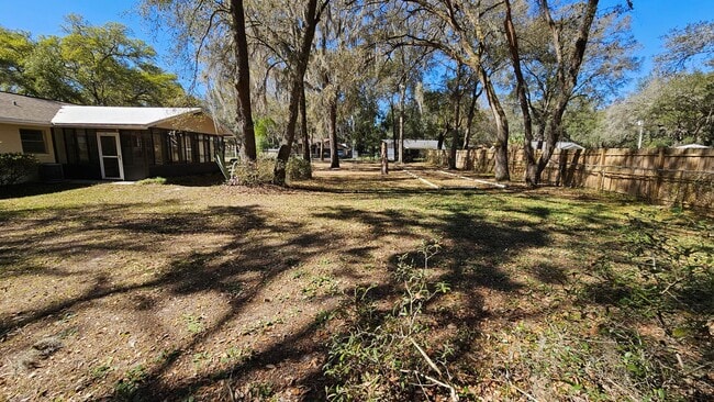 Building Photo - 3 bed, 2 bath 1 car garage