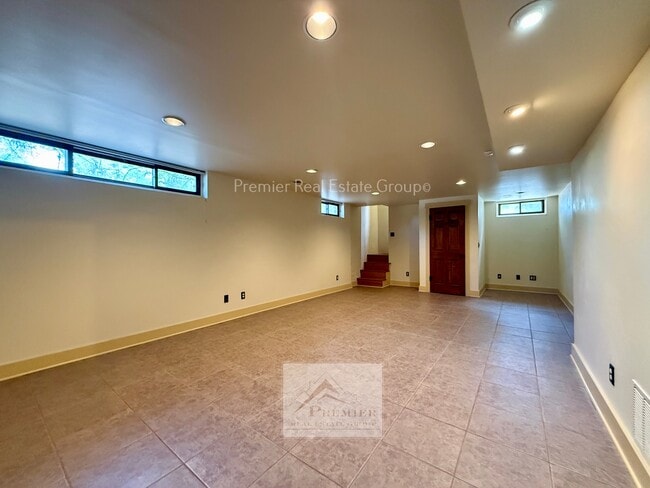 Building Photo - 429 E San Rafael St