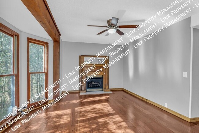 Building Photo - SPECIAL Half off January!  Spacious, Renov...