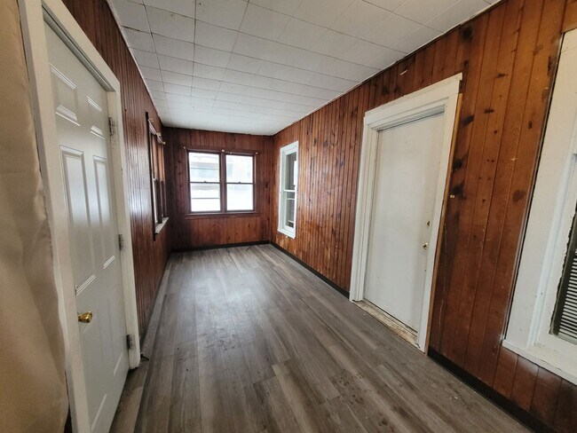 Building Photo - Two Bedroom, One Bathroom Home with Washer...