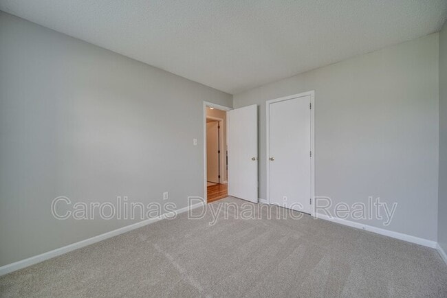 Building Photo - 120 Lantana Dr
