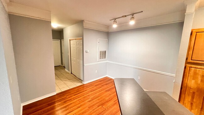 Building Photo - Two Bedroom in Metrowest AVAILABLE NOW!