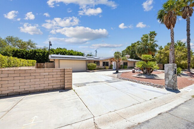 Building Photo - 3 Bed / 2 Bath Home with Bonus Room, Pool ...