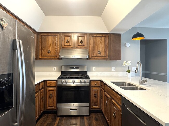 Building Photo - 6652 Fernwood Dr