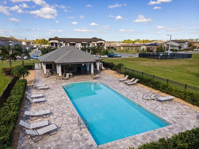 Building Photo - 3/2.5 Beautiful Model Townhome with Screened Courtyard & 2 Car Garage