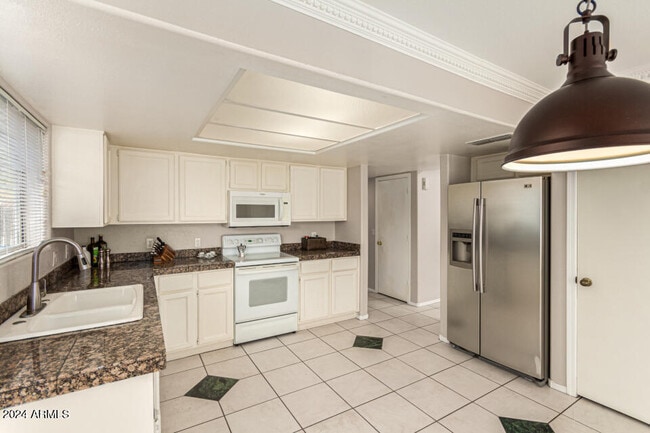 Building Photo - 3223 E Poinsettia Dr