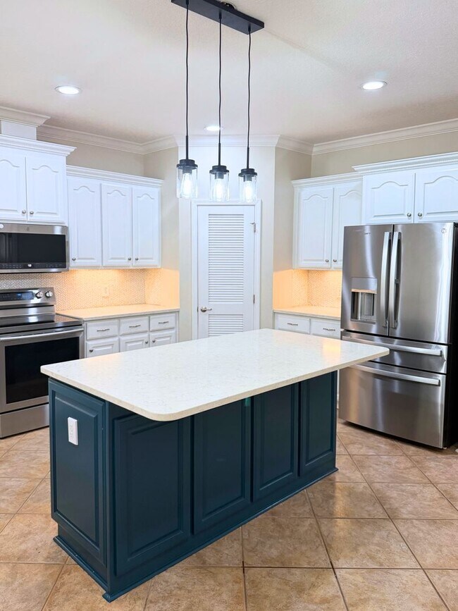 Building Photo - Rare find! 4/3 with amenities!