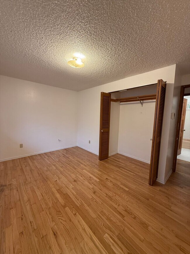 Building Photo - Great location in Milwaukie, OR! 3 bedroom 1 bath home with a large yard!