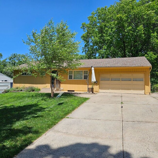 Building Photo - 7406 Elm Ave