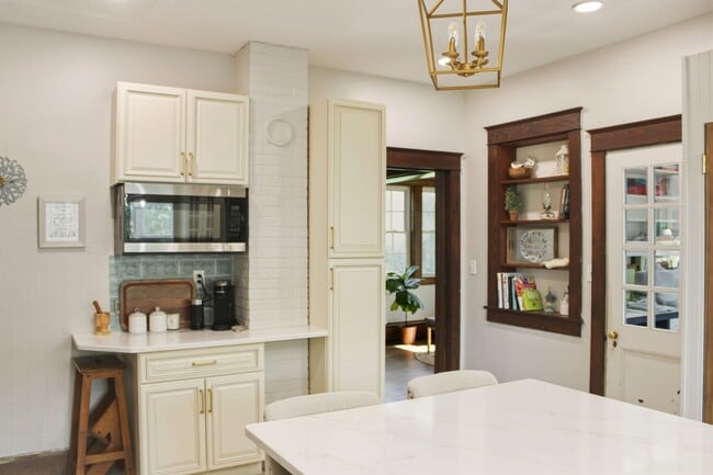 Building Photo - 5 bedroom on 2 acres