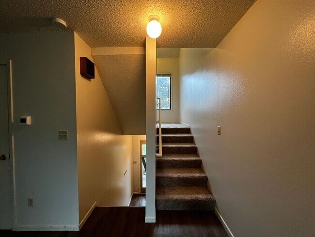 Building Photo - $1,435 | 2 Bedroom + Bonus Room, 1.5 Bathroom Town Home | No Pets | Sublease* | Available for Aug...