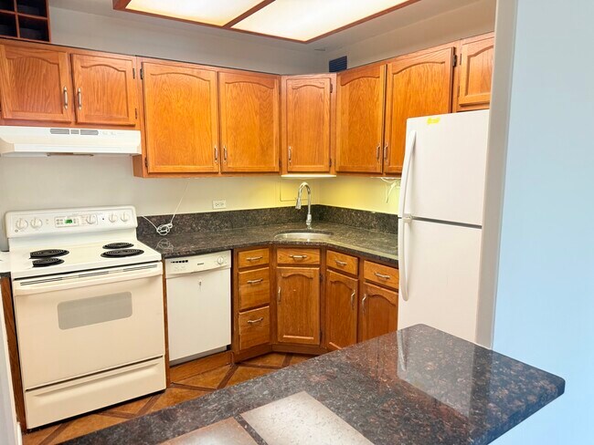 Building Photo - 555 W Cornelia Ave