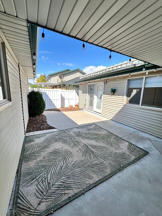 Building Photo - Spacious Duplex with 3-Car Garage & Private Patio!