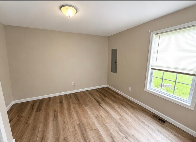 Building Photo - 33 Weesner Dr