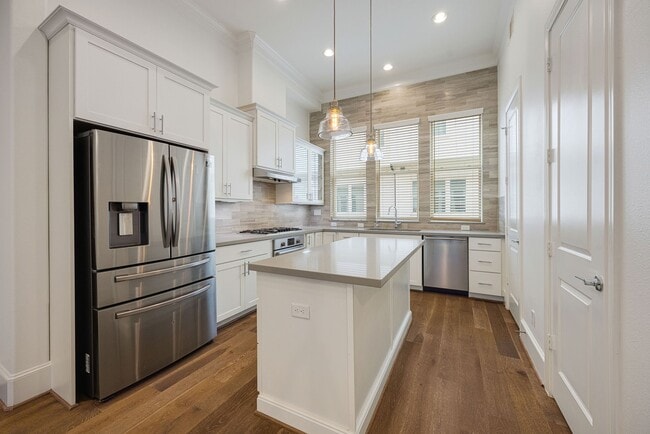 Building Photo - 2715 Maxroy St