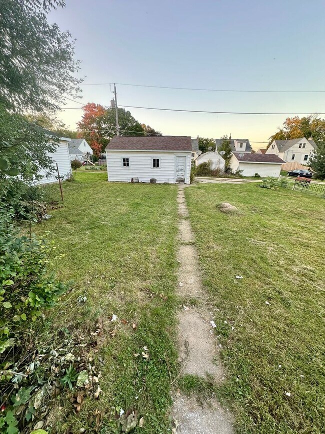 Building Photo - 4 Bed, 1.5 Bath Home for Rent in Waterloo ...