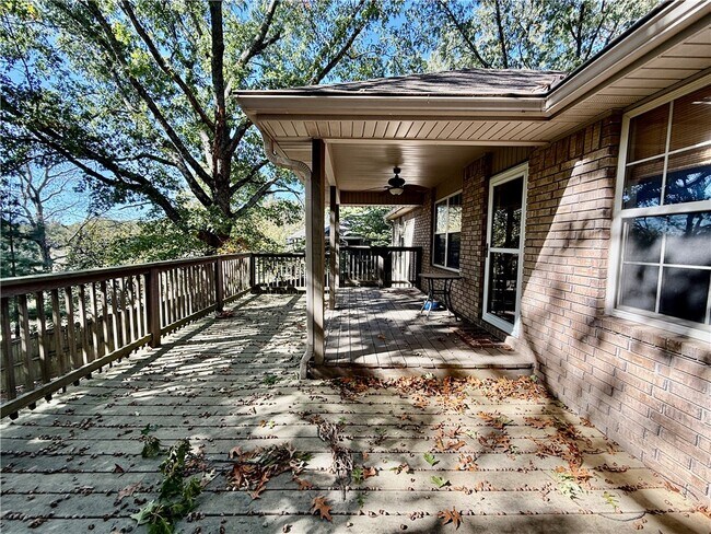 Building Photo - 305 Meadows Ct