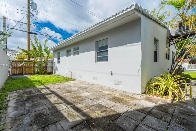 Building Photo - 517 S 19th Ave