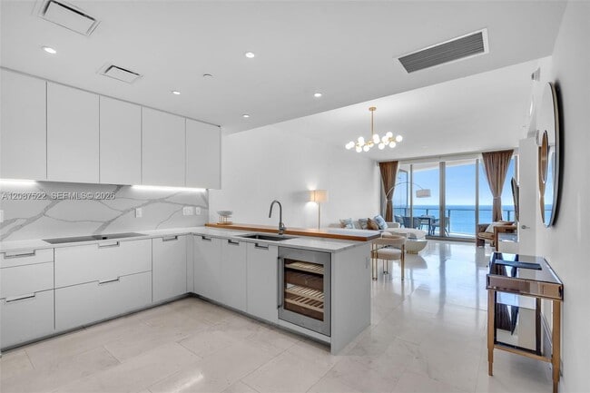 Building Photo - 15701 Collins Ave