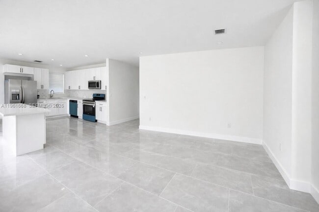 Building Photo - 3079 NW Flagler Terrace