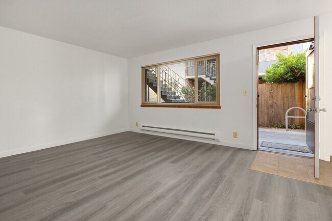 Building Photo - *2 Weeks of Free Rent Promotion!* BEAUTIFU...
