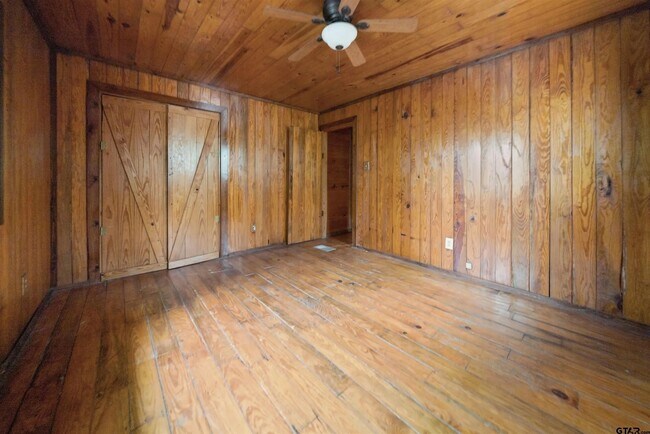 Building Photo - 20973 Lakeview Dr