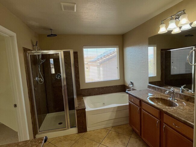 Building Photo - Wonderful 4-Bedroom Home with Loft & Den i...