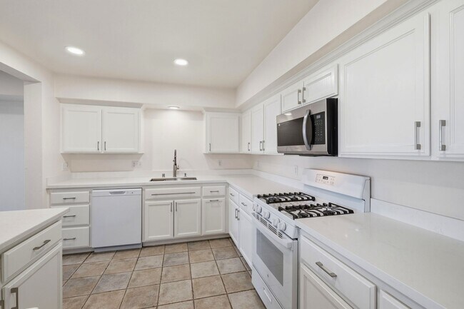 Building Photo - Great Townhome with Attached Garage!