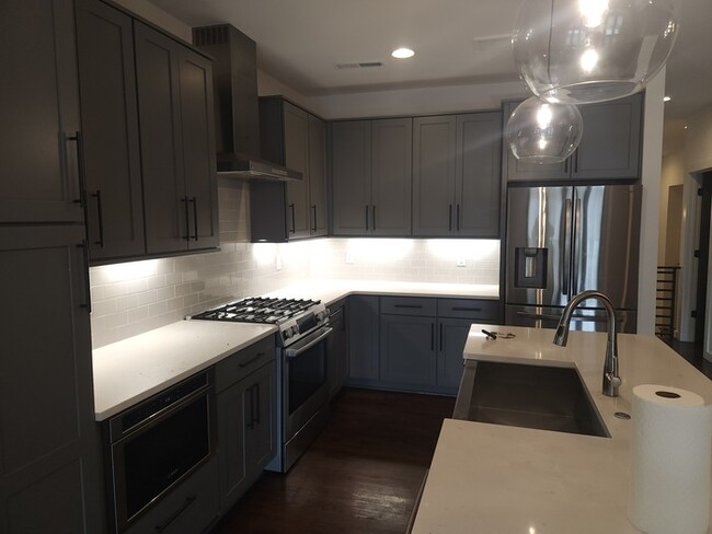 Building Photo - Modern Brownstone 3 Bedrooms, 3.5 Baths lo...