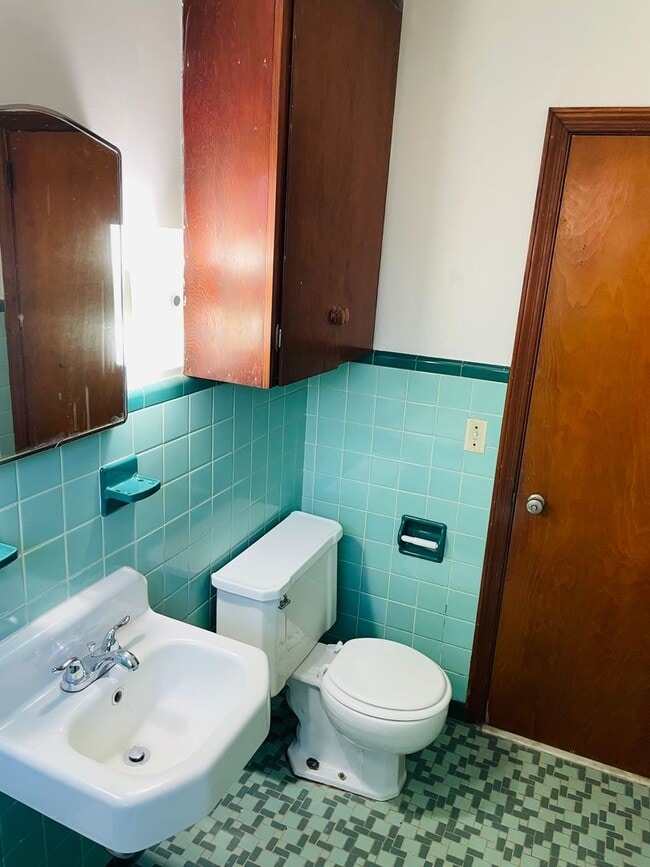 Building Photo - Midtown Charmer