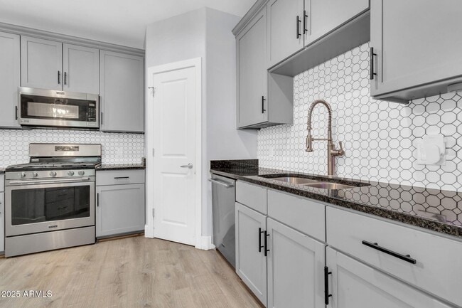 Building Photo - 945 E Playa Del Norte Dr