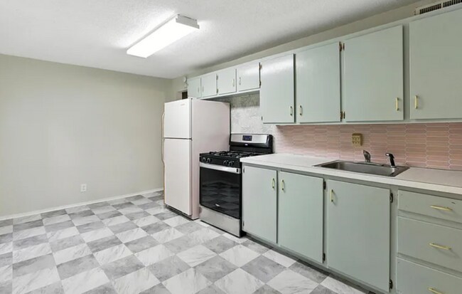 Building Photo - 453 N 10th St