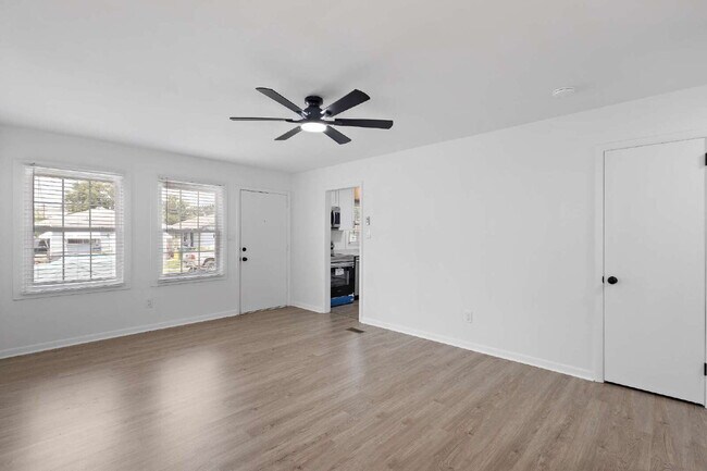 Building Photo - Fully Renovated
