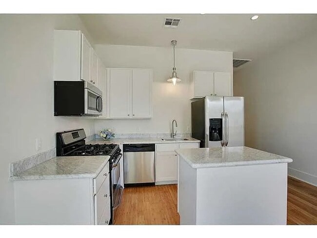 Building Photo - Newly Updated 2BD/2BA Near Oak St