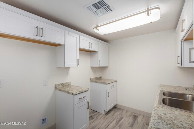 Building Photo - 6824 S Burcham Ave