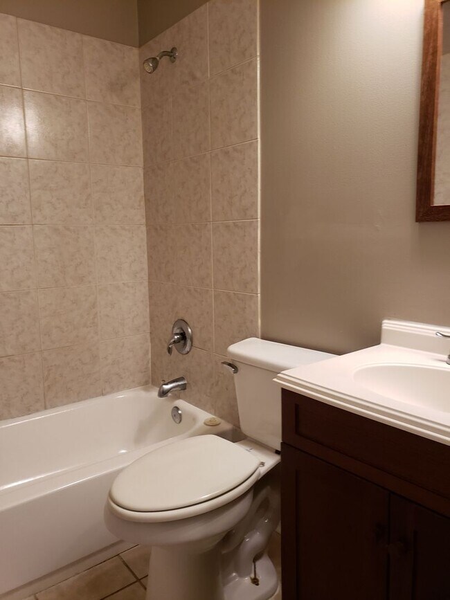 Building Photo - MOVE IN TODAY! Cute 3 bedroom 2 bath located in Sylvan Hills, Atlanta