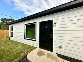 Building Photo - 11555 Persimmon St