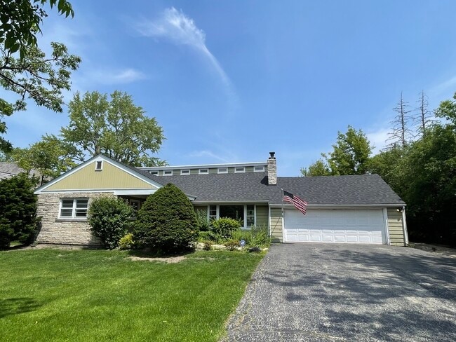 Primary Photo - 836 W Everett Rd