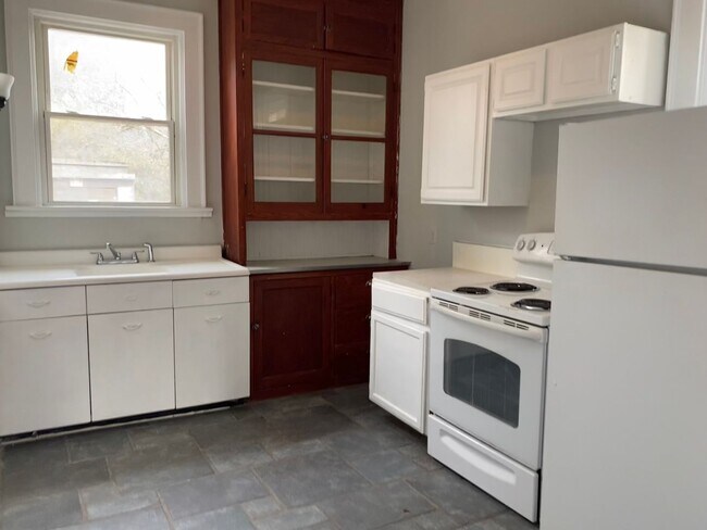 Building Photo - 4226 W 8th St