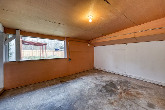 Building Photo - Move in ready now! Affordable 2 bedroom 1 ...