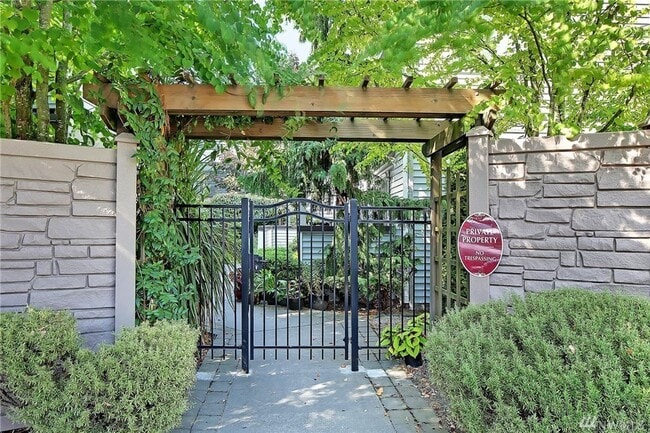 Building Photo - AVAILABLE AUGUST 1ST >> Beautiful Fully Remodeled 2BR/1BA Condo in Seattle!