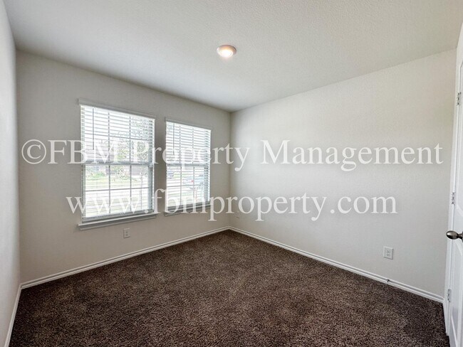 Building Photo - 264 Thoroughbred St