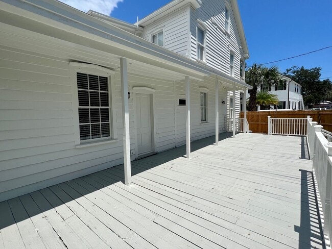 Building Photo - 3/2 ground floor unit in downtown historic...